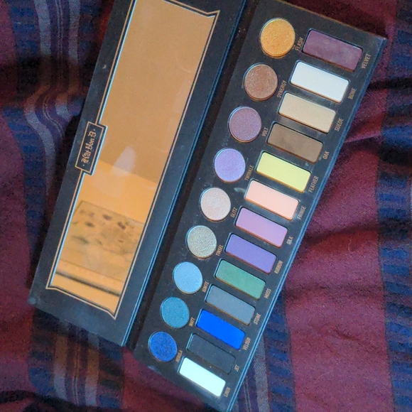 LE KVD Metal Mattes palette - Picture 2 of 5